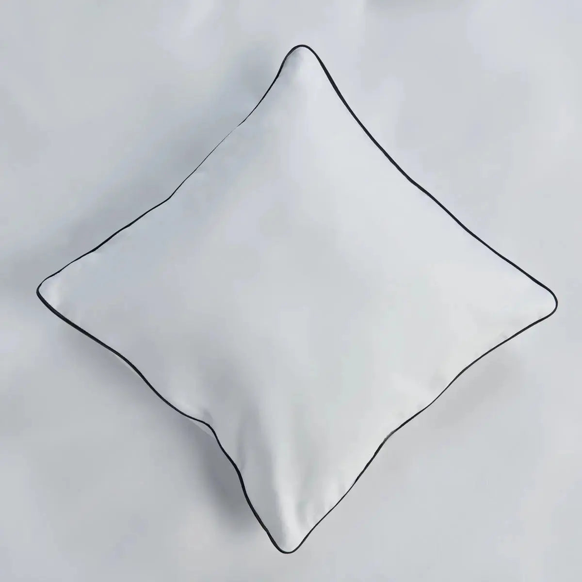 Lenjerie de pat 1 persoană Albă din bumbac satinat dens brodată cu motive de călătorie (aeroplan și Turnul Eiffel), personalizabilă – VOYAGE