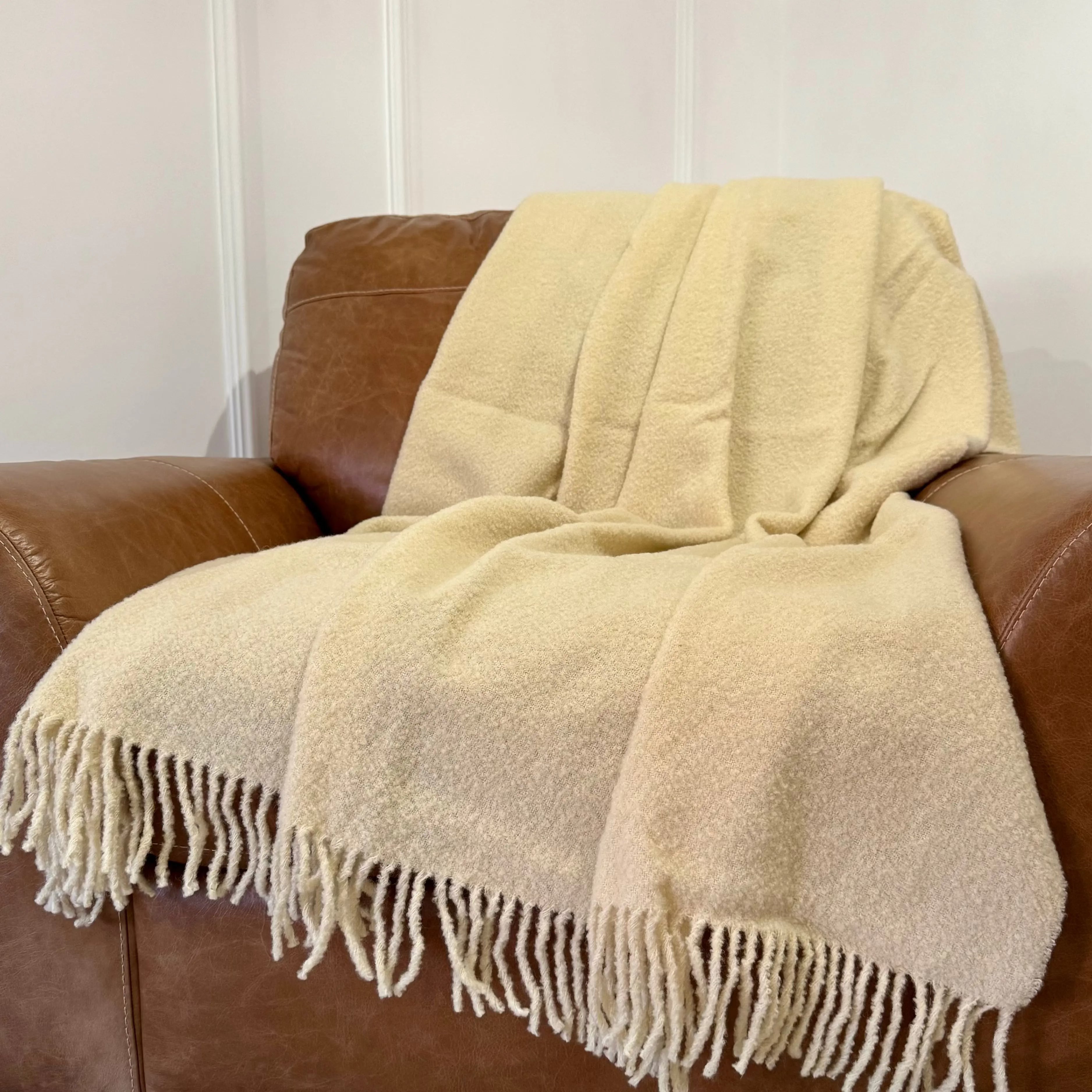 Pătură cu textură bouclé din lână și poliester, aspect modern și pufos