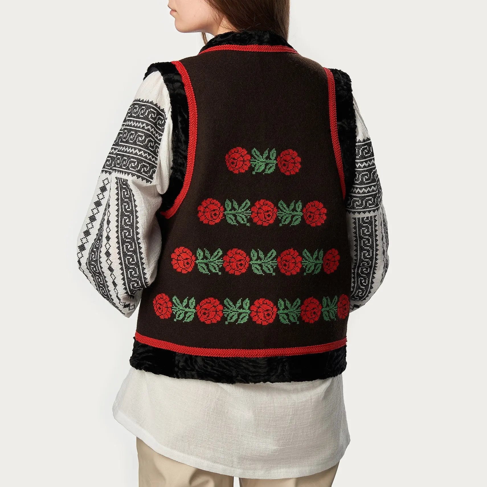 Bundita dama "DUMITRA" cu motiv popular.
