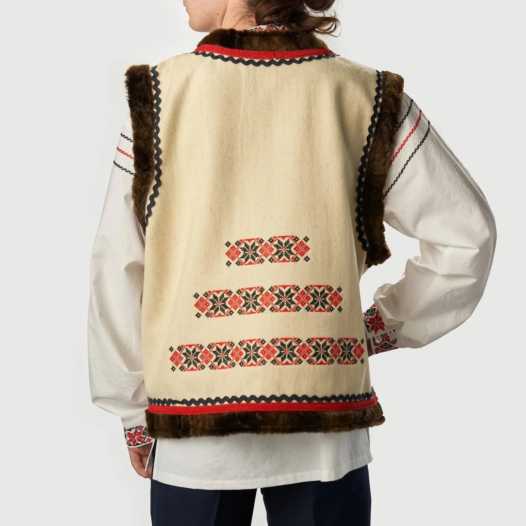 Bundita barbateasca "NECULAI" cu motiv popular.