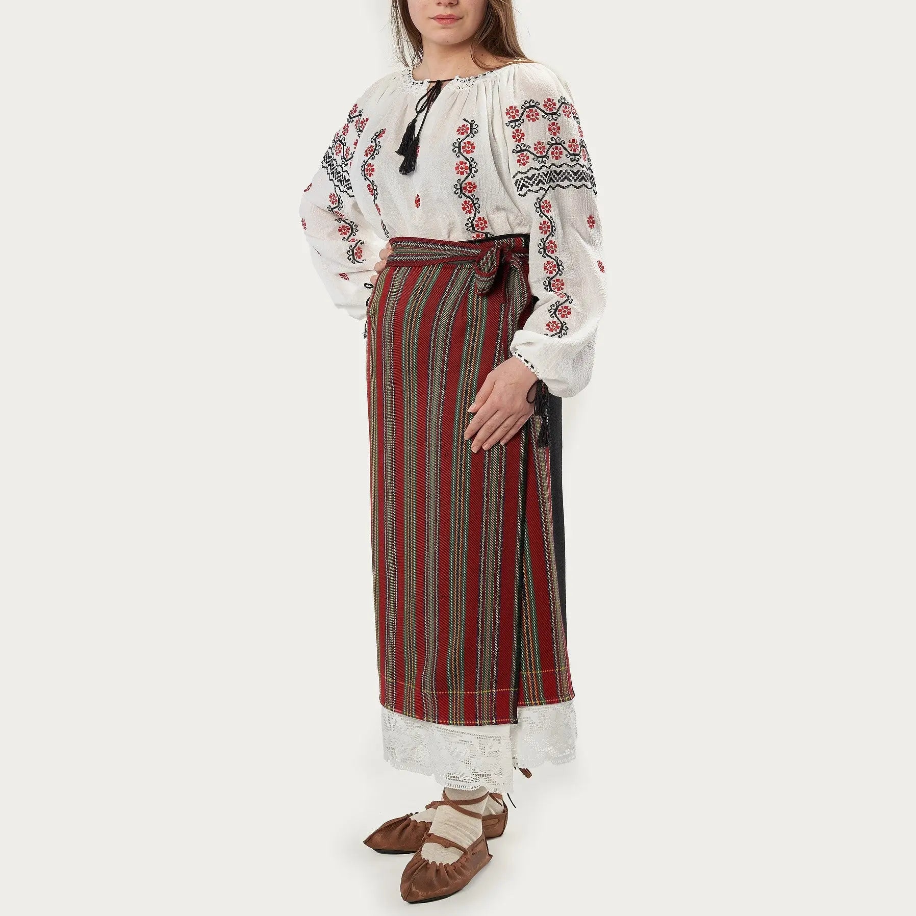 Catrinta "Catinca" cu poale din dantela.
