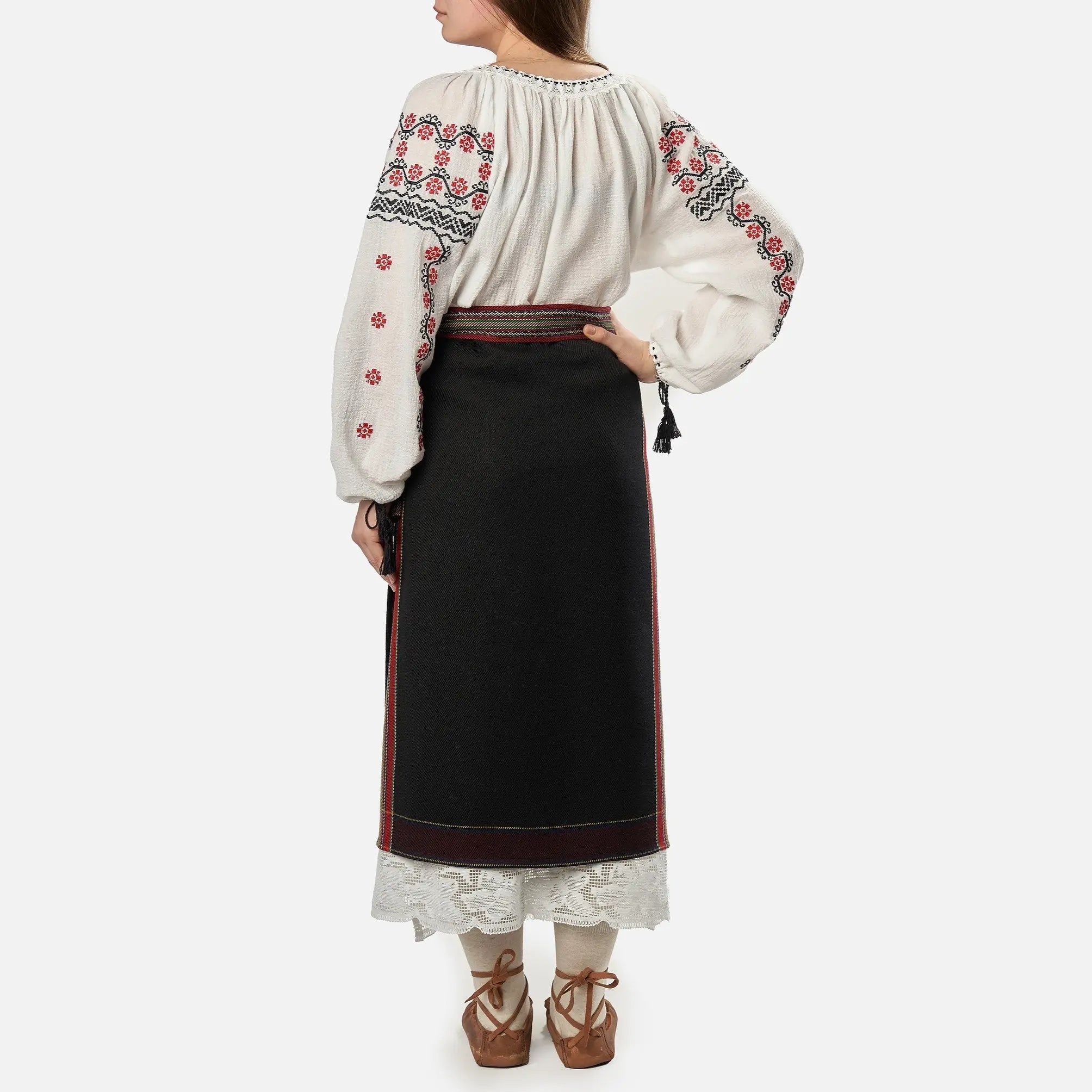 Catrinta "Catinca" cu poale din dantela.