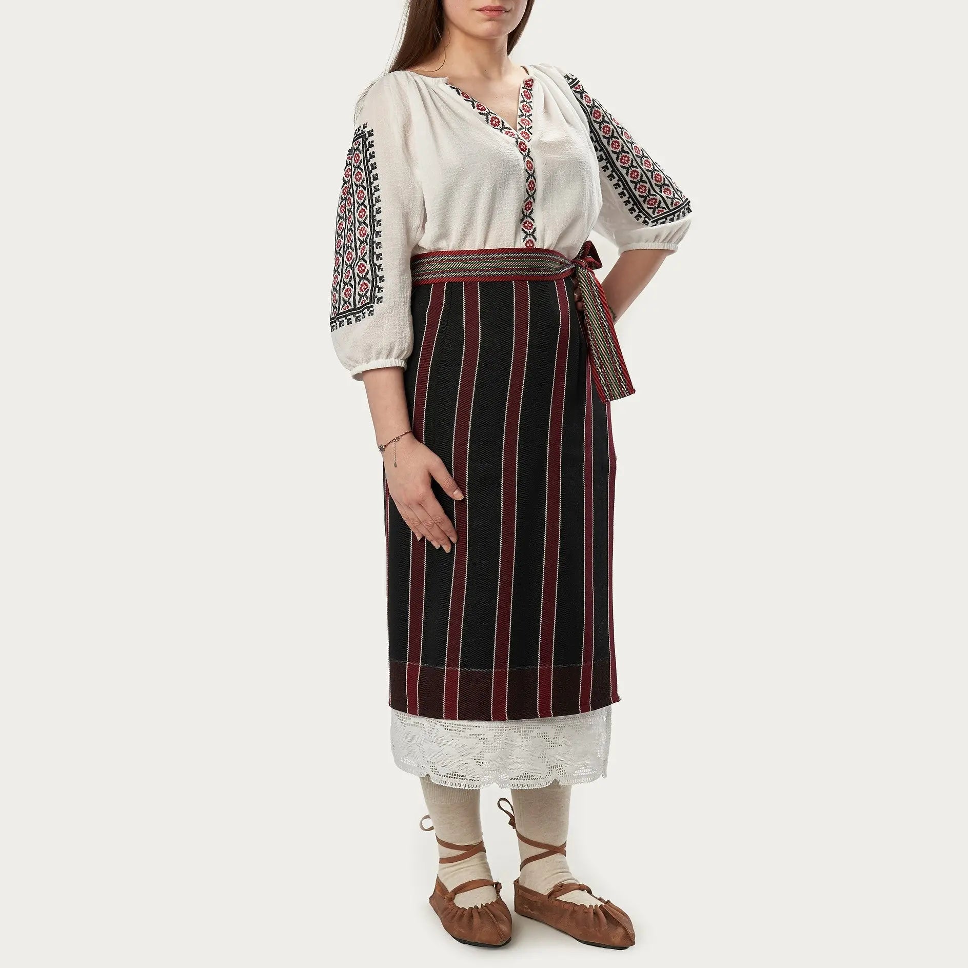 Catrinta "Mioara" cu poale din dantela.