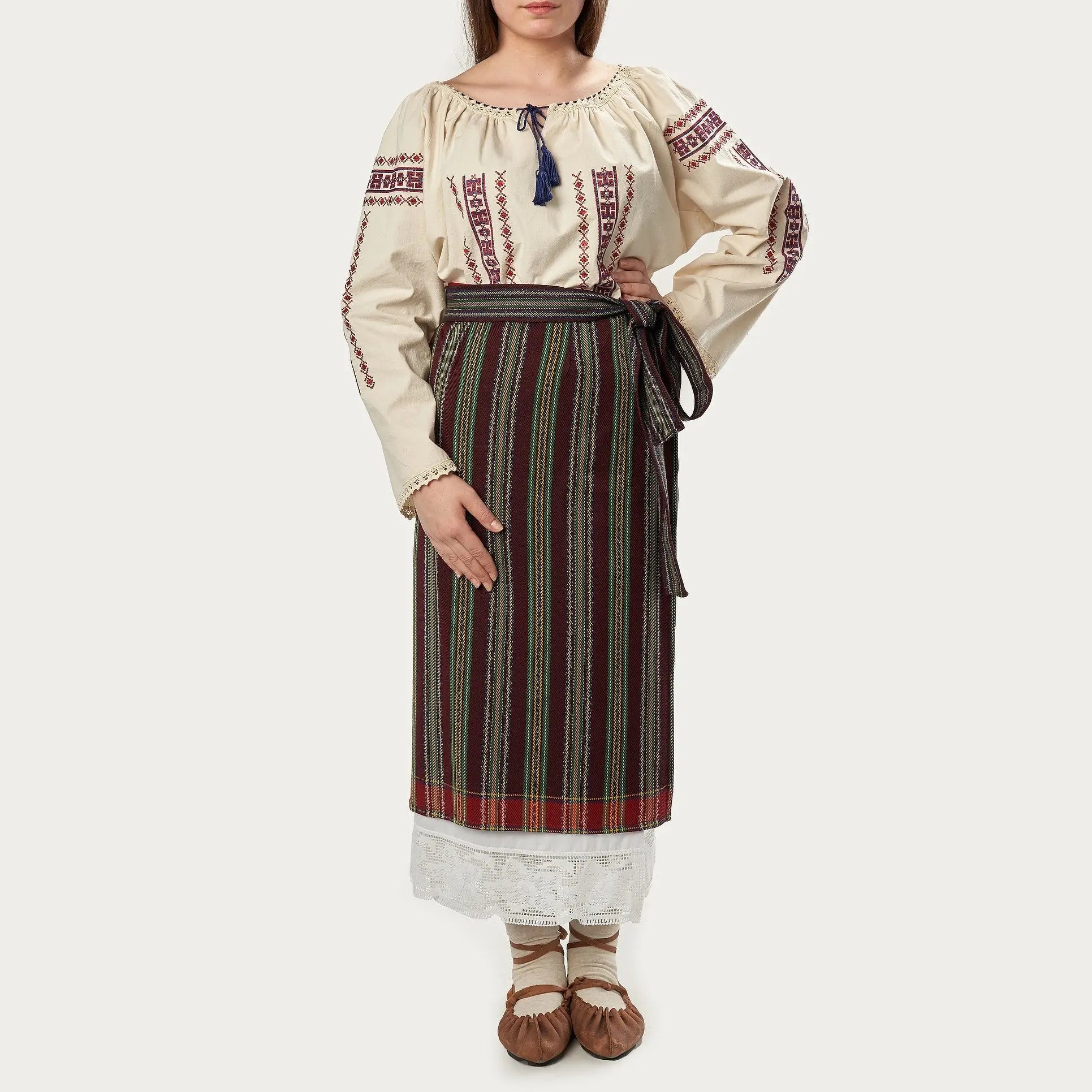 Catrinta "Ana" cu poale din dantela.
