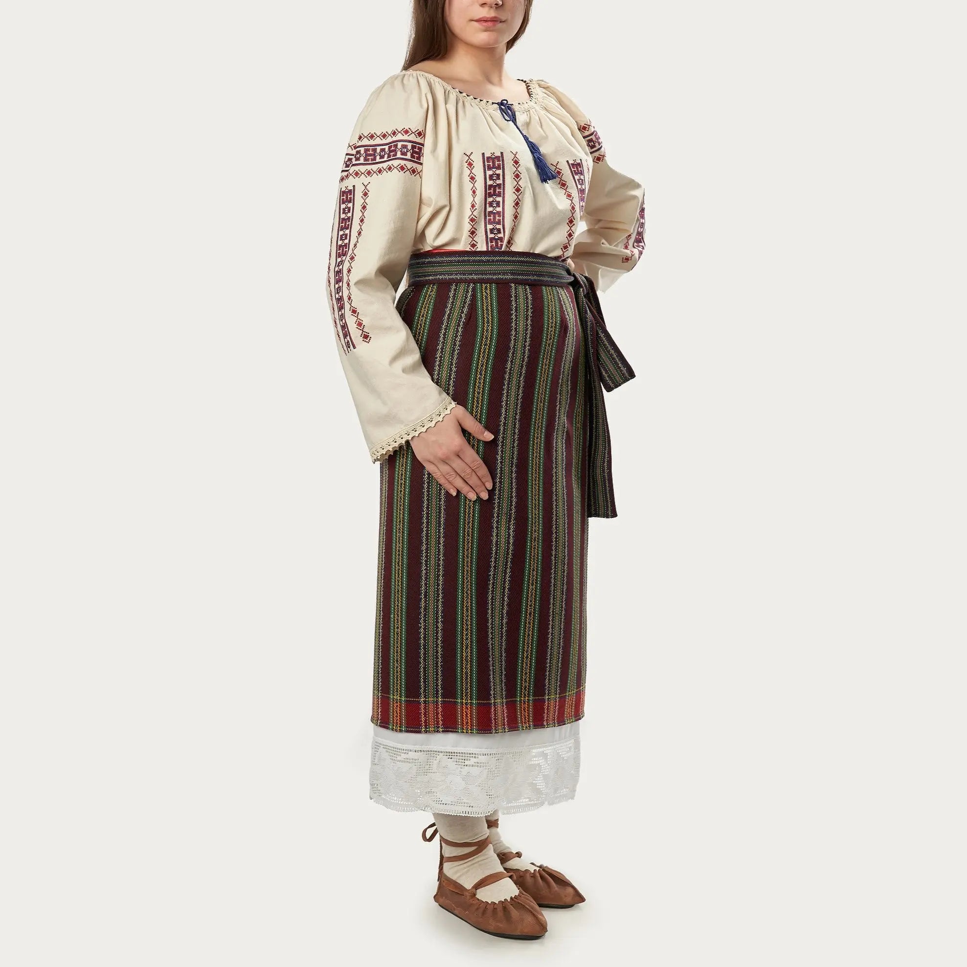Catrinta "Ana" cu poale din dantela.