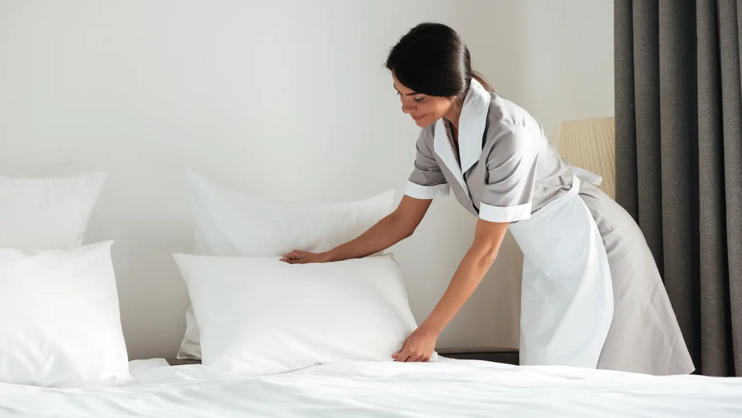5-Lucruri-pe-care-sa-le-verifici-inainte-sa-te-asezi-in-patul-de-hotel CasaCrystal