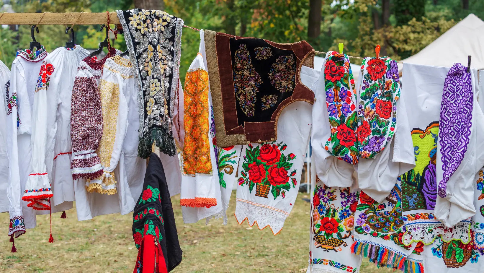 Evoluția-costumului-popular-românesc-de-a-lungul-secolelor-O-călătorie-în-timp CasaCrystal