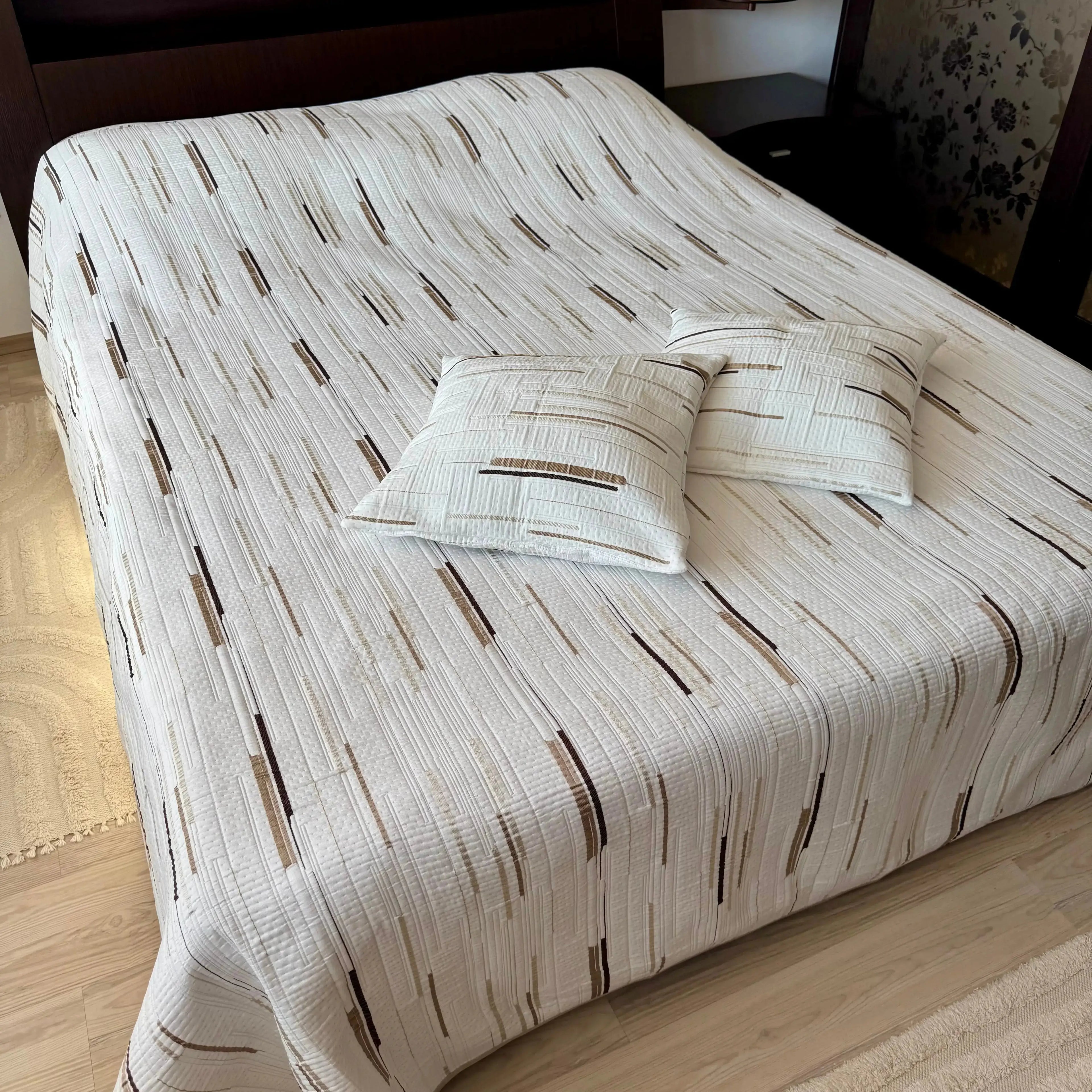 „Cuvertură elegantă aşezată pe pat dublu, textură tricot fin