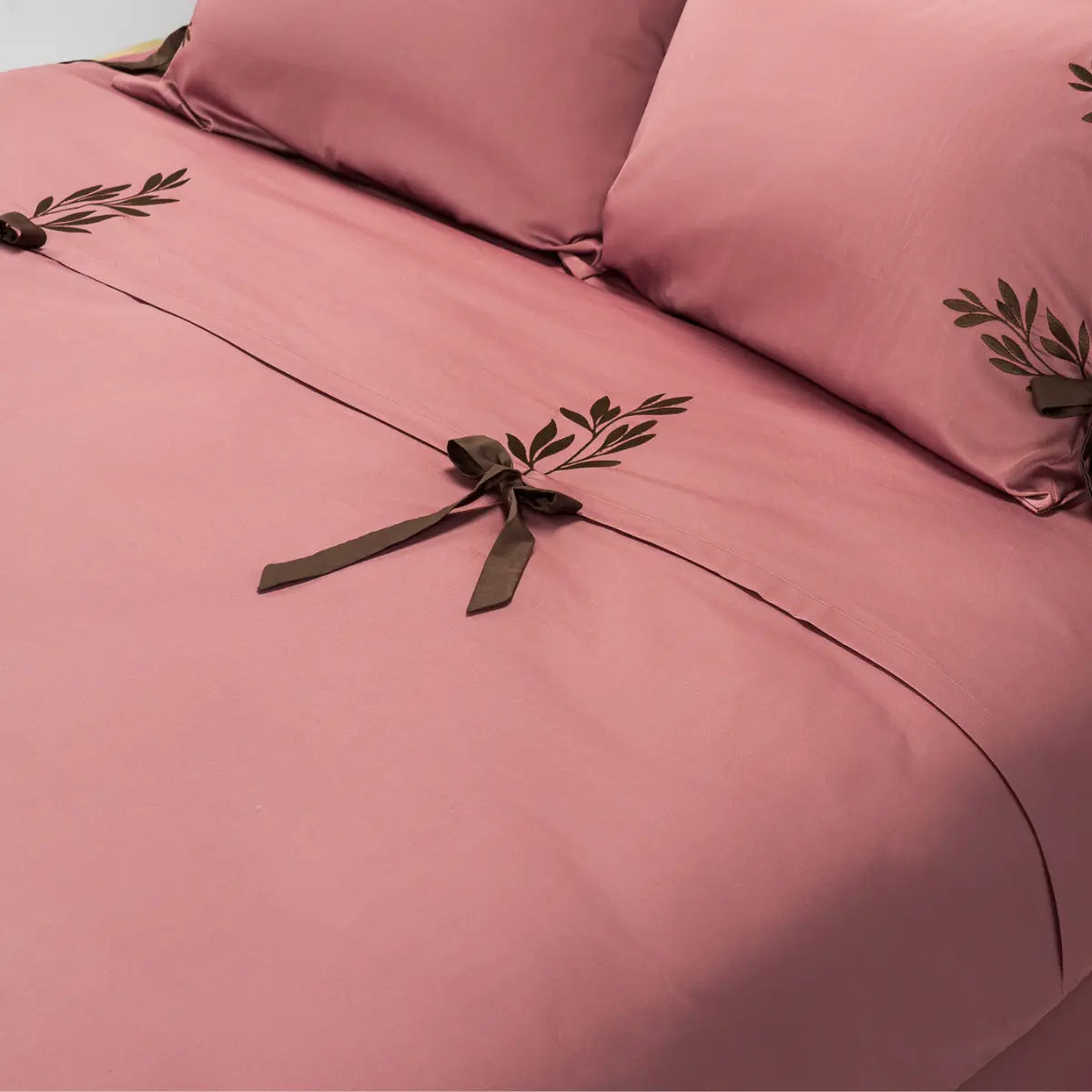 Cearșaf Pilotă cu Fundițe din Bumbac 100% Natural Brodat - Dimensiuni și Culori Variate