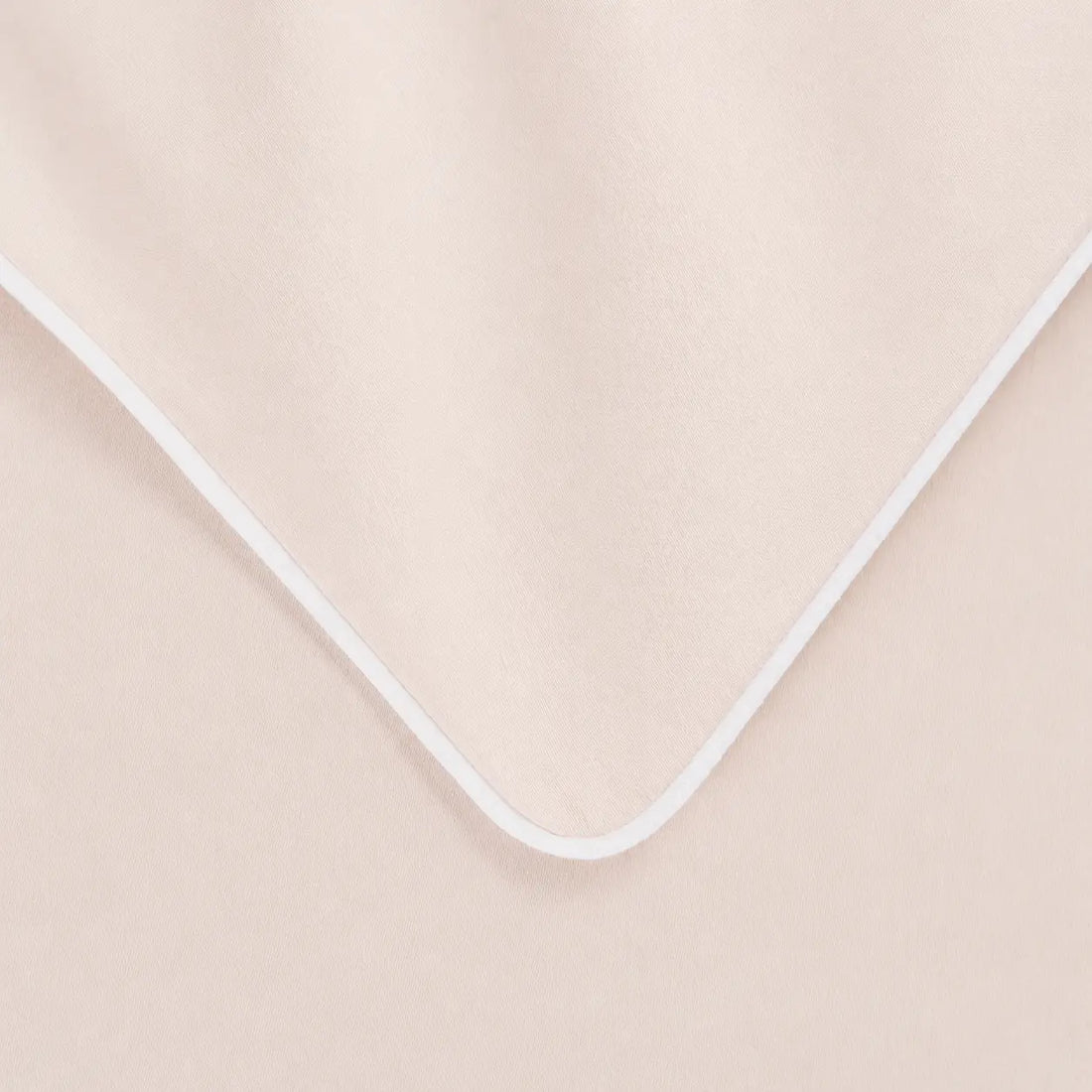 Lenjerie de pat 2 persoane Nude din Bumbac 100% satinat dens, cu margine albă, personalizabilă – ELEGANT NUDE