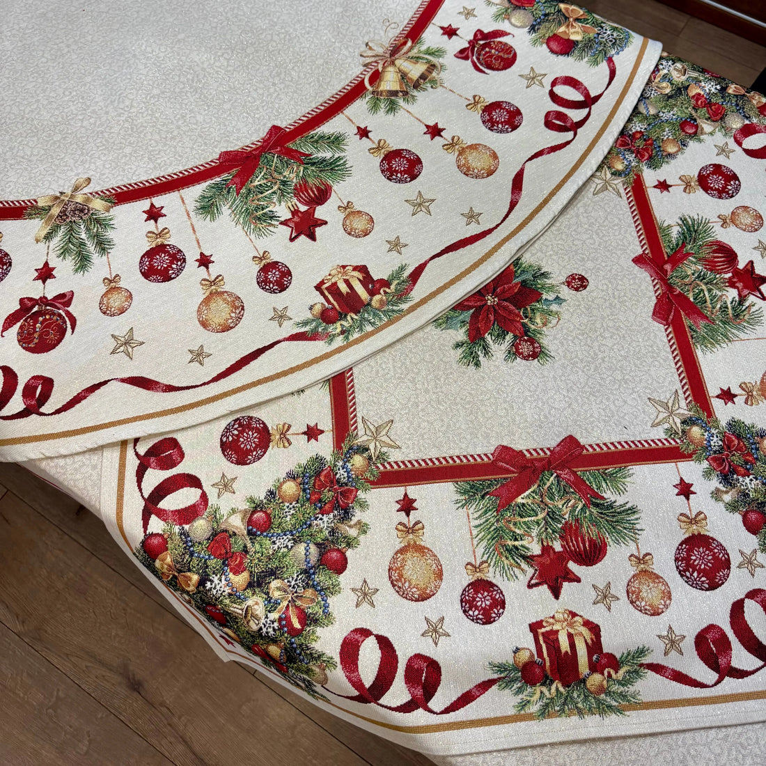 Fata de masa ovala sau patrata din gobelin GUALTER, motive brad impodobit - Complet personalizabil CASA CRYSTAL CasaCrystal