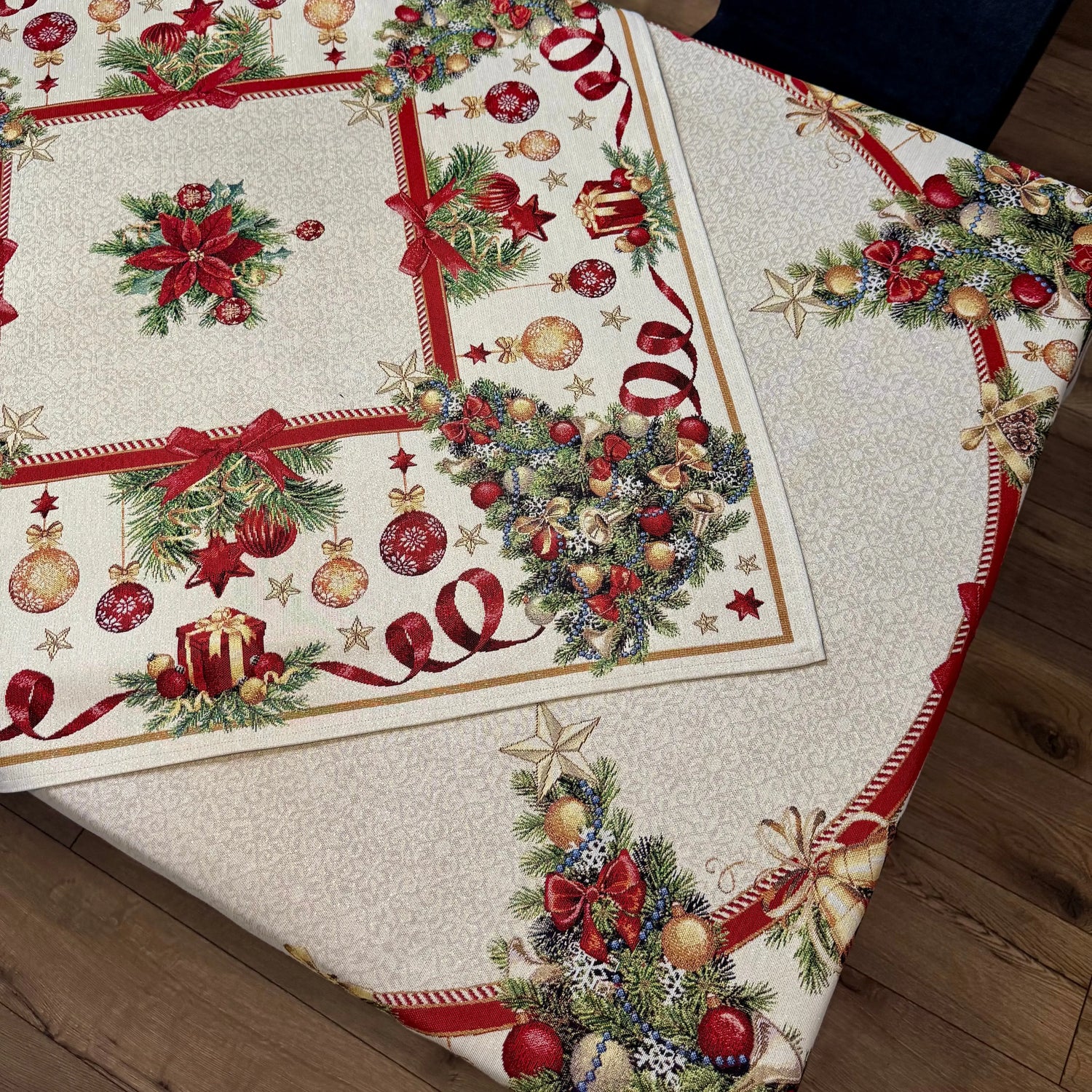 Fata de masa ovala sau patrata din gobelin GUALTER, motive brad impodobit - Complet personalizabil CASA CRYSTAL CasaCrystal