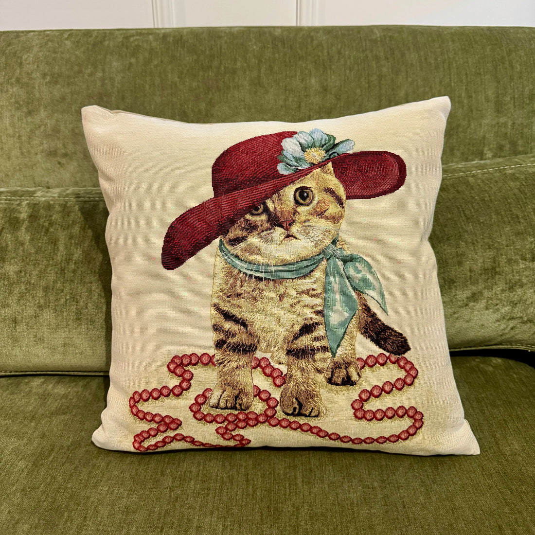 Fata de perna din gobelin cu pisica cu palarie si margele CASA CRYSTAL CasaCrystal