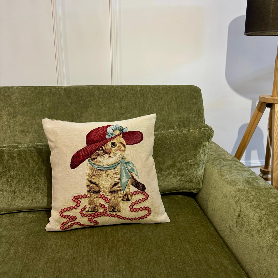 Fata de perna din gobelin cu pisica cu palarie si margele CASA CRYSTAL CasaCrystal