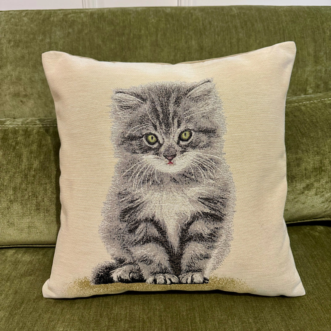 Fata de perna din gobelin cu pisica gri siberiana CASA CRYSTAL CasaCrystal