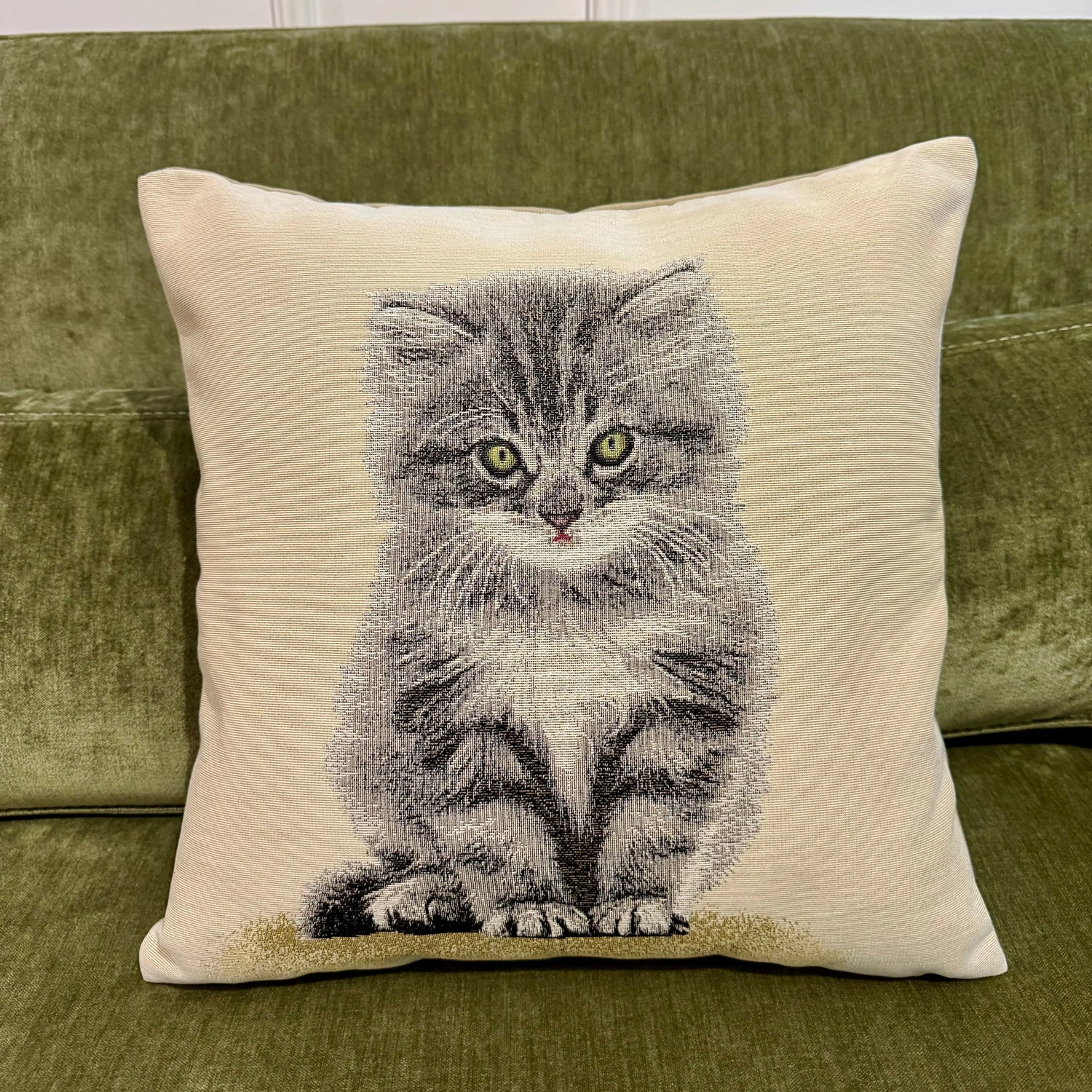 Fata de perna din gobelin cu pisica gri siberiana CASA CRYSTAL CasaCrystal