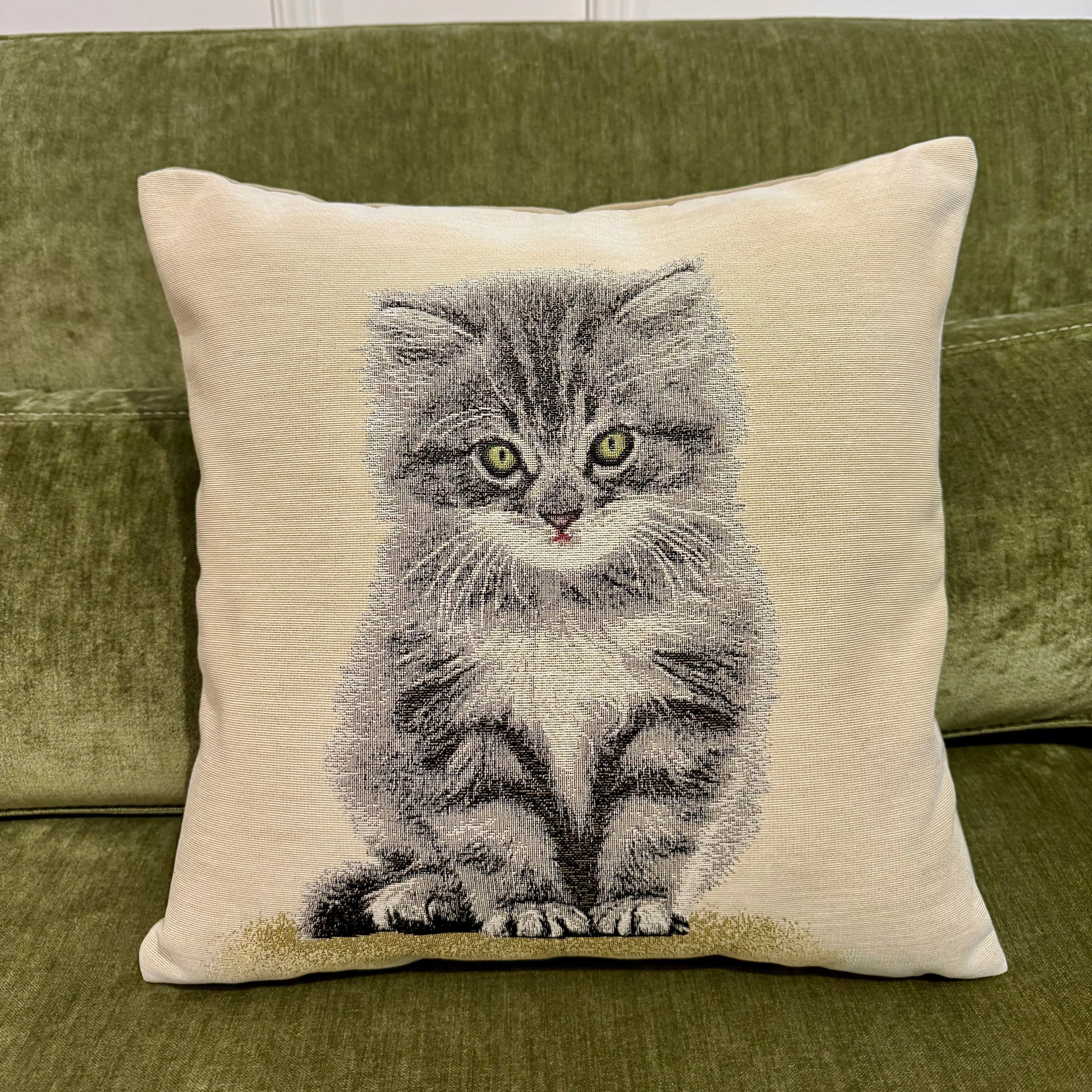 Fata de perna din gobelin cu pisica gri siberiana CASA CRYSTAL CasaCrystal