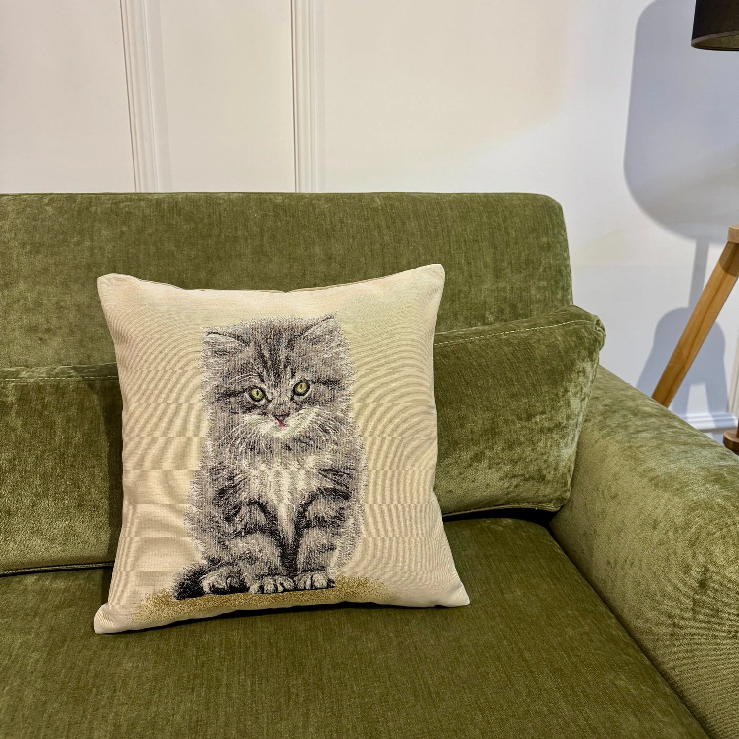 Fata de perna din gobelin cu pisica gri siberiana CASA CRYSTAL CasaCrystal