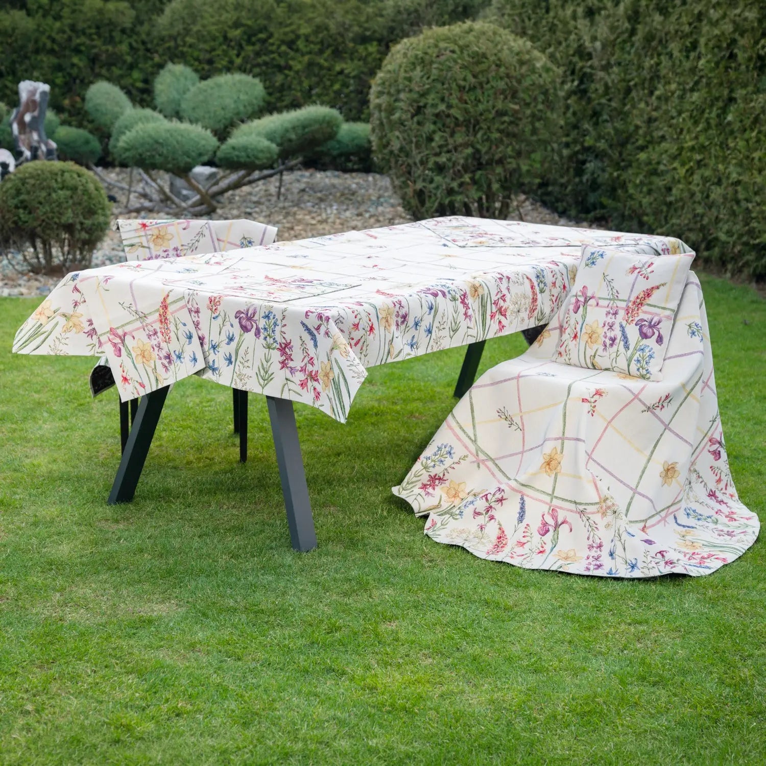 Fete de masa și naproane din gobelin NARCIS, model floral multicolor - Complet personalizabil