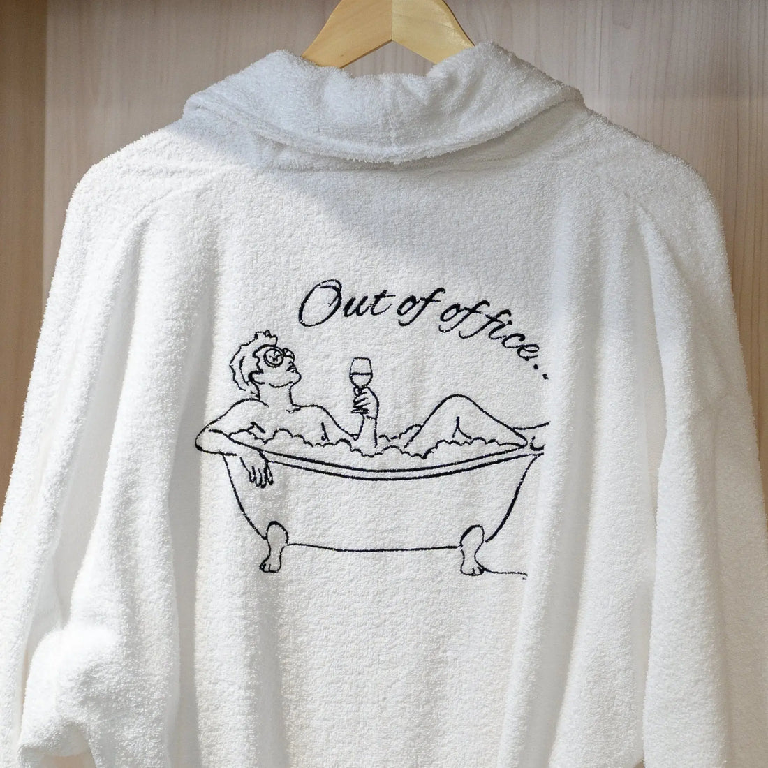 Detaliu broderie pe halat de baie alb, cadou perfect pentru barbati.
