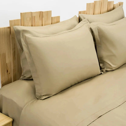 Lenjerie de pat Simple Beige prezentată pe pat dublu, material bumbac natural