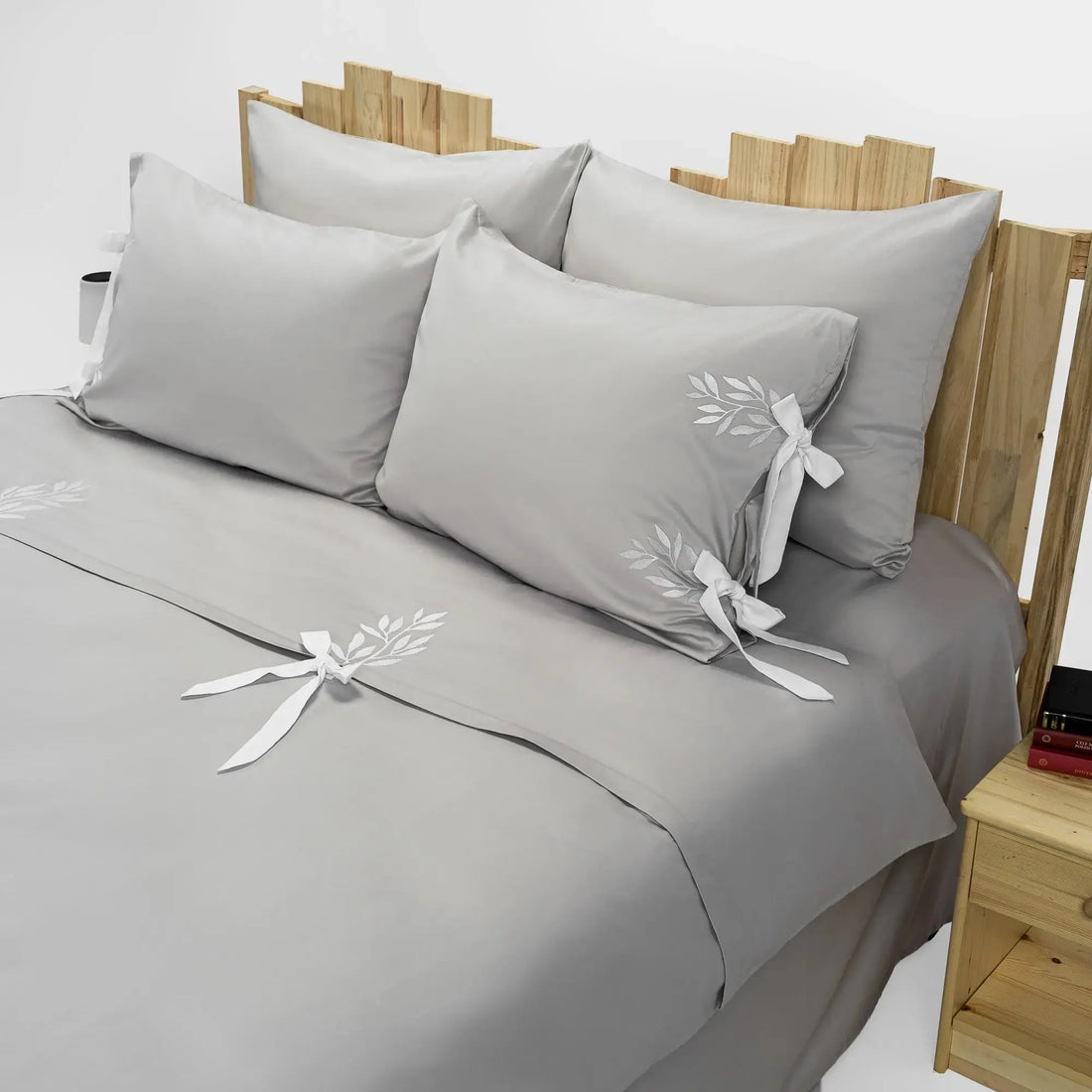 Lenjerie de pat 2 persoane Gri din bumbac satinat brodată cu motive florale, personalizabilă – CINDERELLA CasaCrystal CasaCrystal