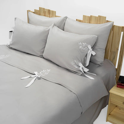 Lenjerie de pat 2 persoane Gri din bumbac satinat brodată cu motive florale, personalizabilă – CINDERELLA CasaCrystal CasaCrystal