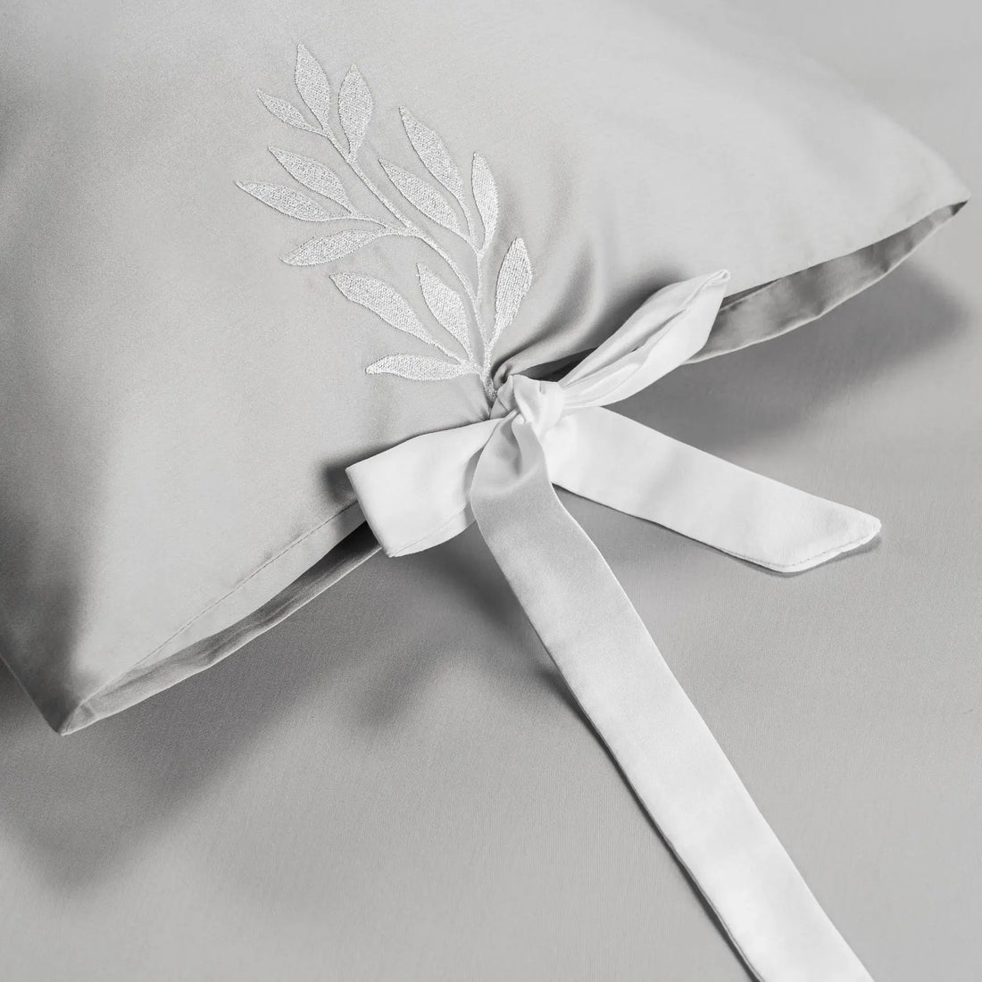 Lenjerie de pat 2 persoane Gri din bumbac satinat brodată cu motive florale, personalizabilă – CINDERELLA CasaCrystal CasaCrystal