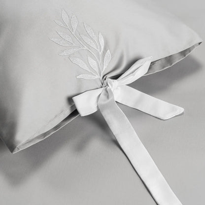 Lenjerie de pat 2 persoane Gri din bumbac satinat brodată cu motive florale, personalizabilă – CINDERELLA CasaCrystal CasaCrystal