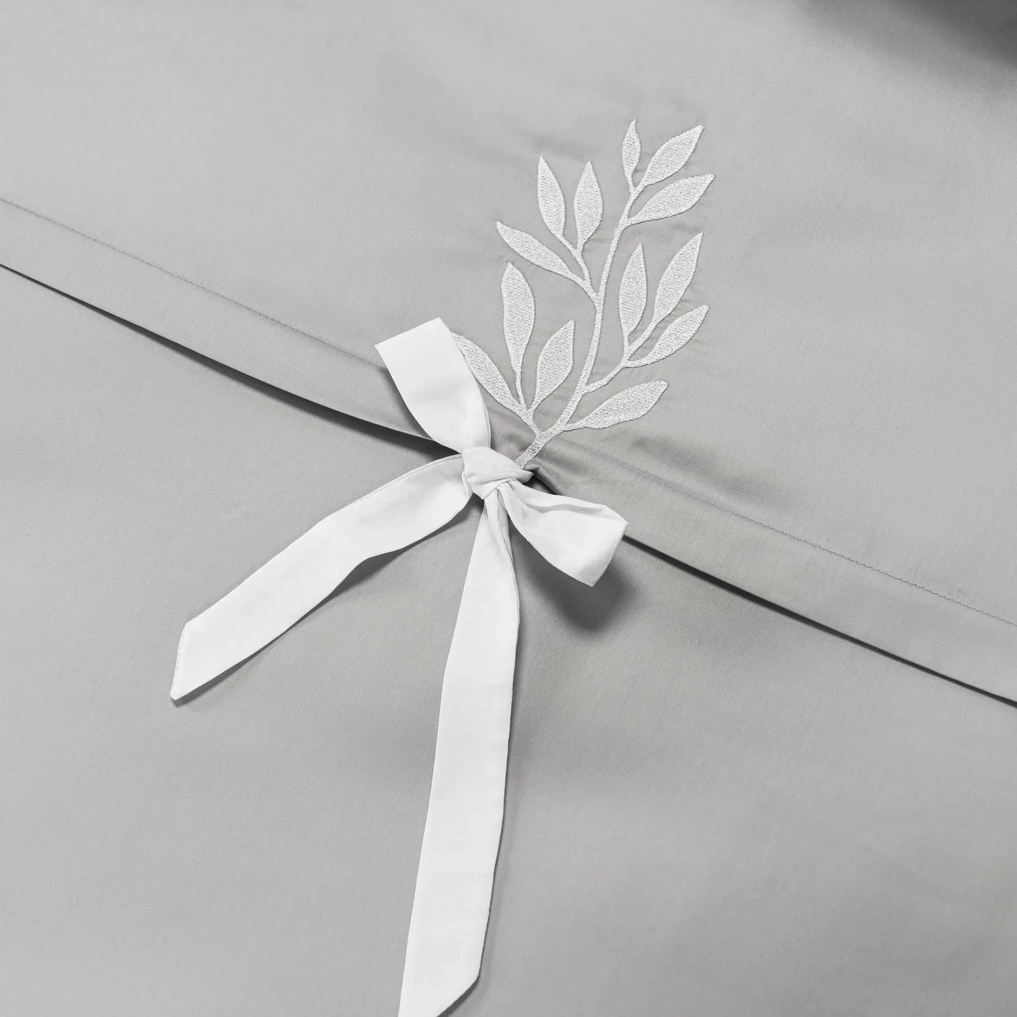 Lenjerie de pat 2 persoane Gri din bumbac satinat brodată cu motive florale, personalizabilă – CINDERELLA CasaCrystal CasaCrystal