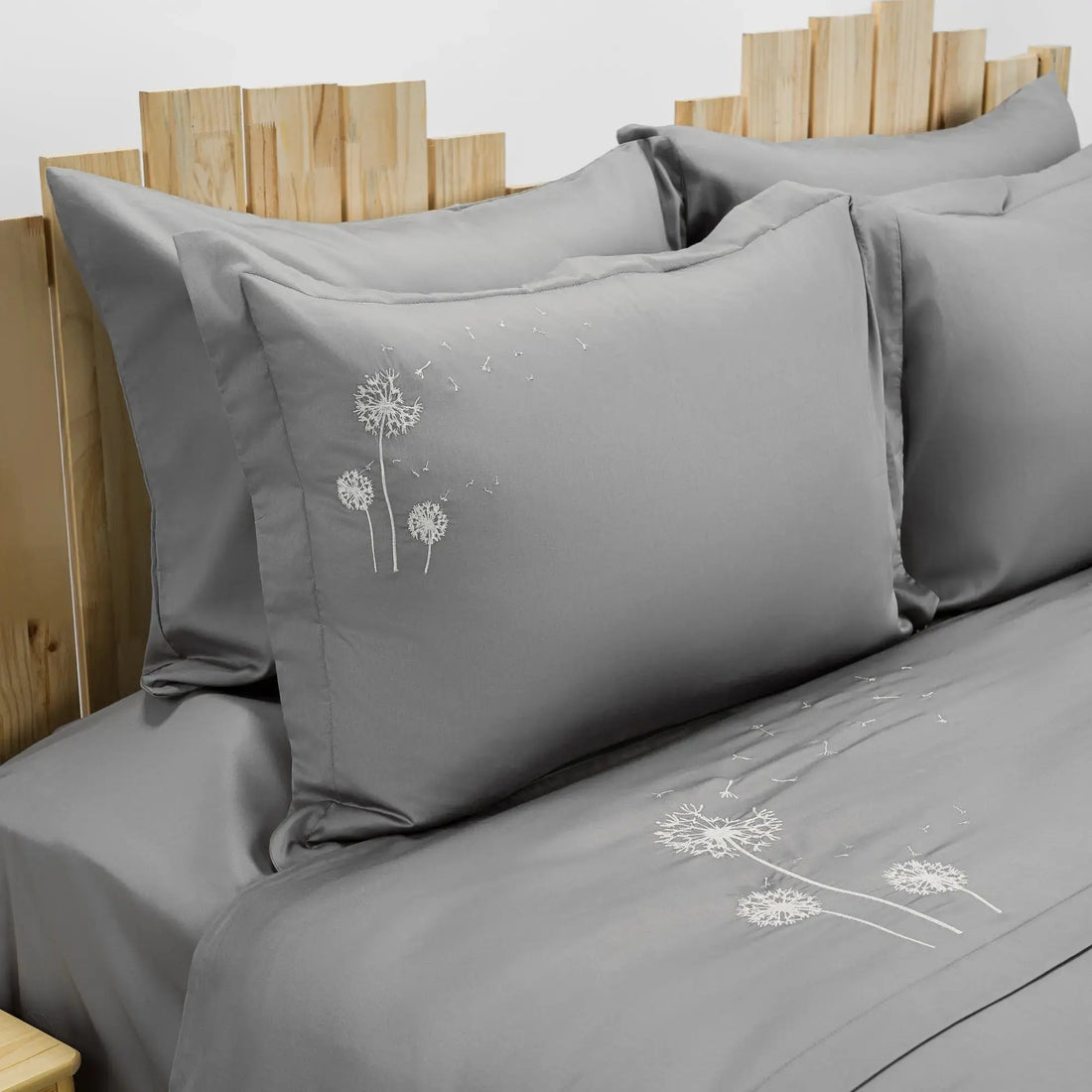 Lenjerie de pat 2 persoane Gri din bumbac satinat dens brodată cu motive florale, personalizabilă – DANDELIONS GREY CASA CRYSTAL CasaCrystal