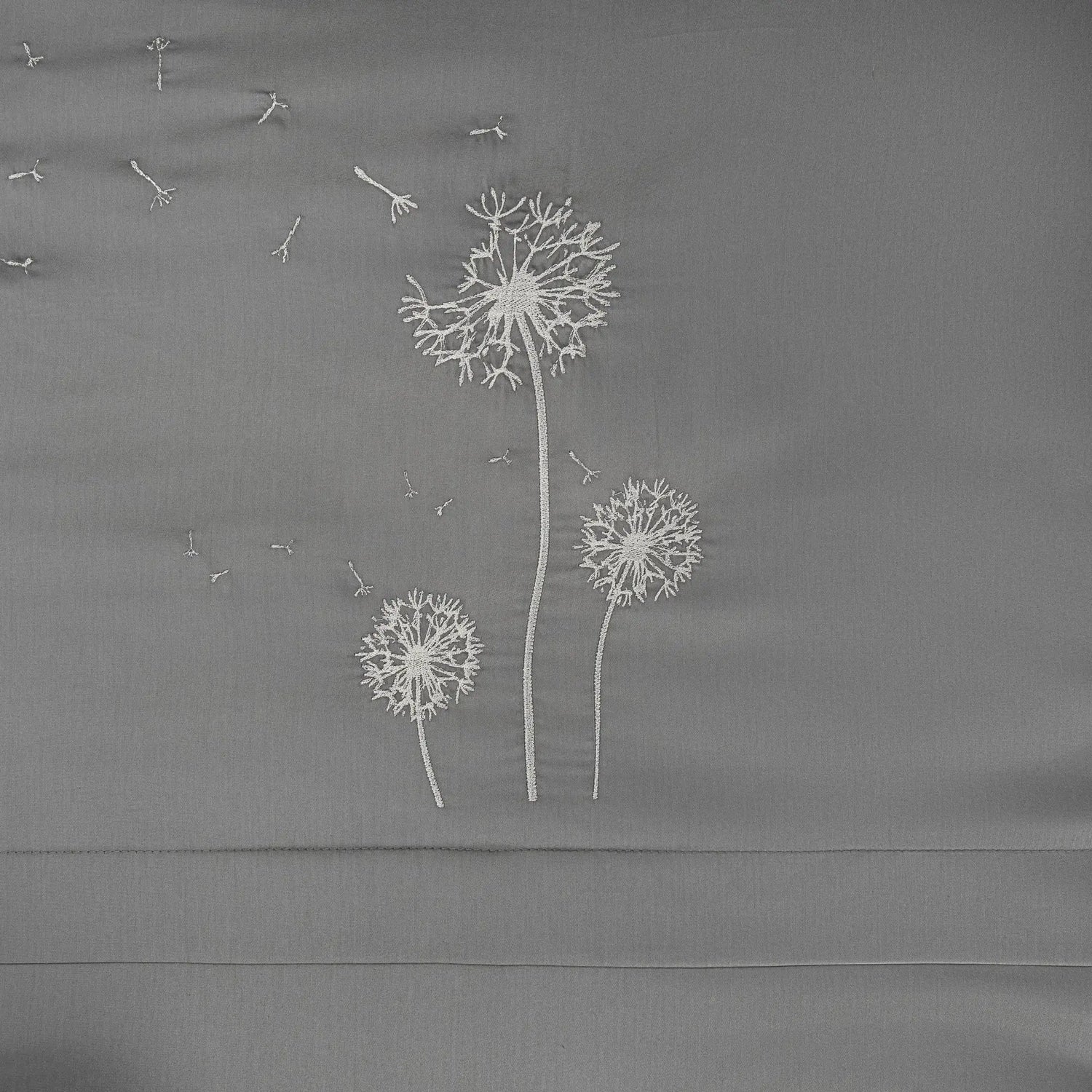 Lenjerie de pat 2 persoane Gri din bumbac satinat dens brodată cu motive florale, personalizabilă – DANDELIONS GREY CASA CRYSTAL CasaCrystal
