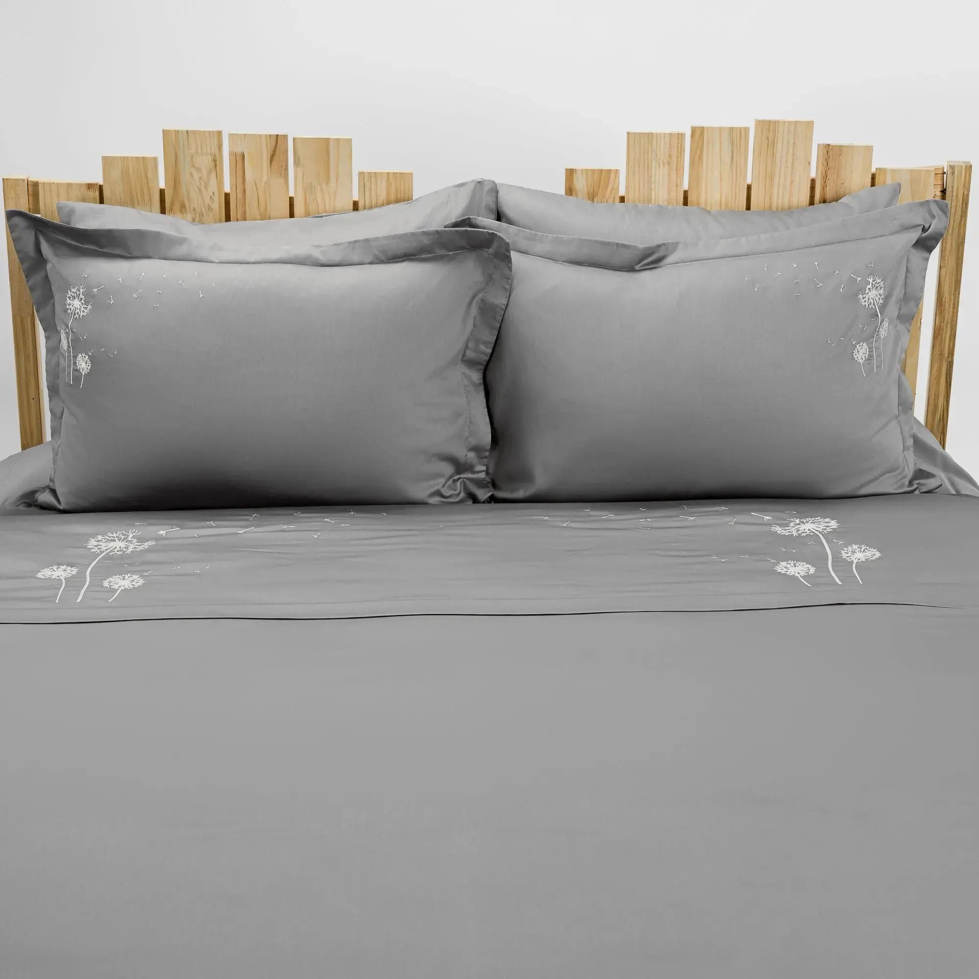 Lenjerie de pat 2 persoane Gri din bumbac satinat dens brodată cu motive florale, personalizabilă – DANDELIONS GREY CASA CRYSTAL CasaCrystal