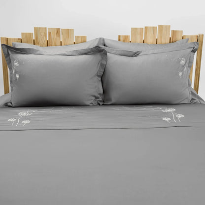 Lenjerie de pat 2 persoane Gri din bumbac satinat dens brodată cu motive florale, personalizabilă – DANDELIONS GREY CASA CRYSTAL CasaCrystal