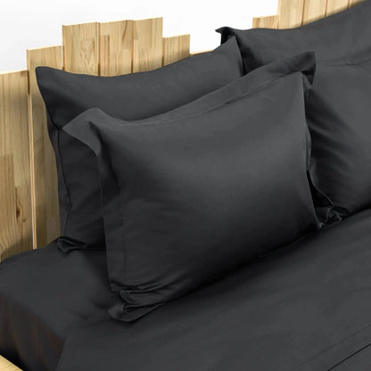 Lenjerie de pat Simple Antracit prezentată pe pat dublu, material bumbac natural