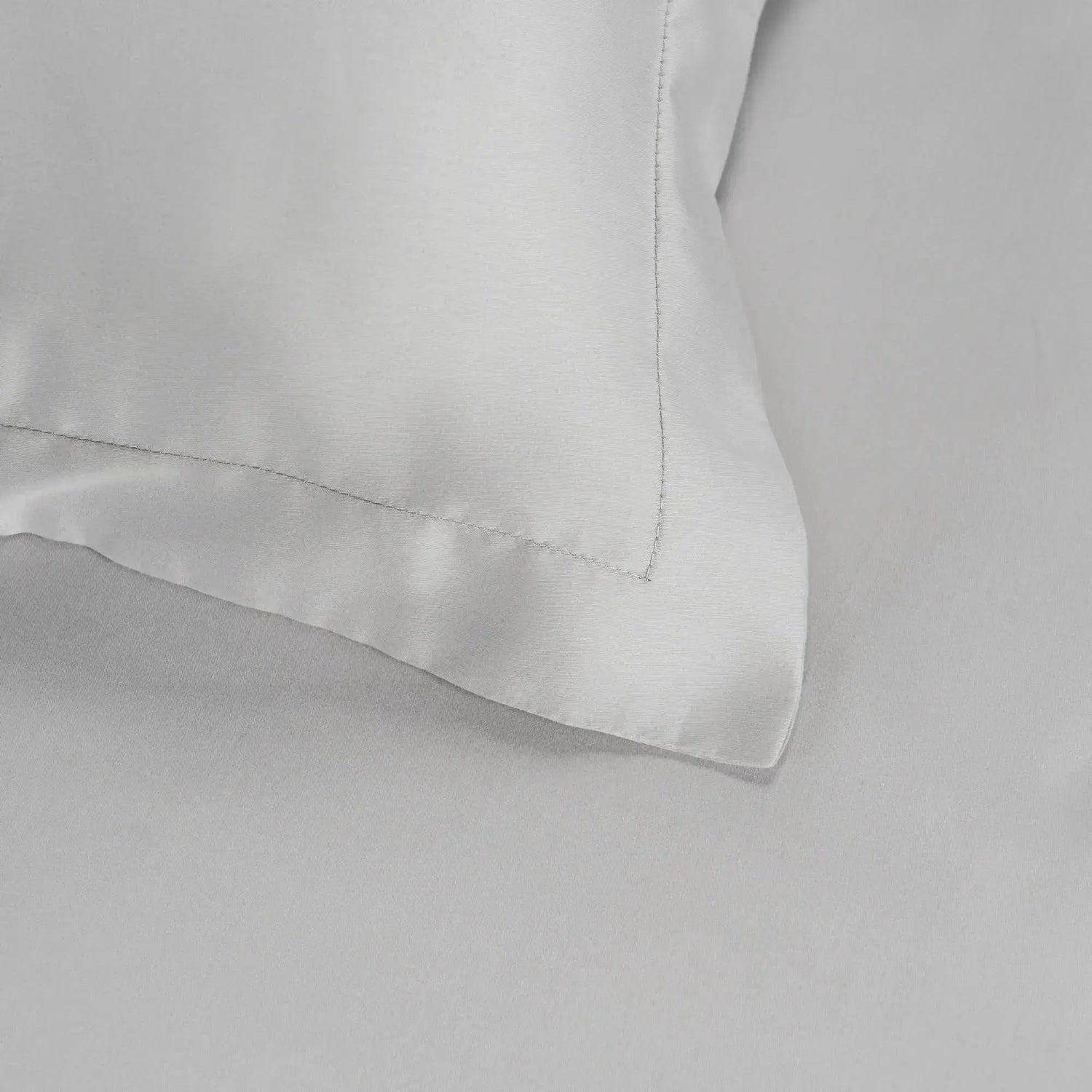 Detaliu textură bumbac 100% natural pe lenjeria de pat Simple Silver
