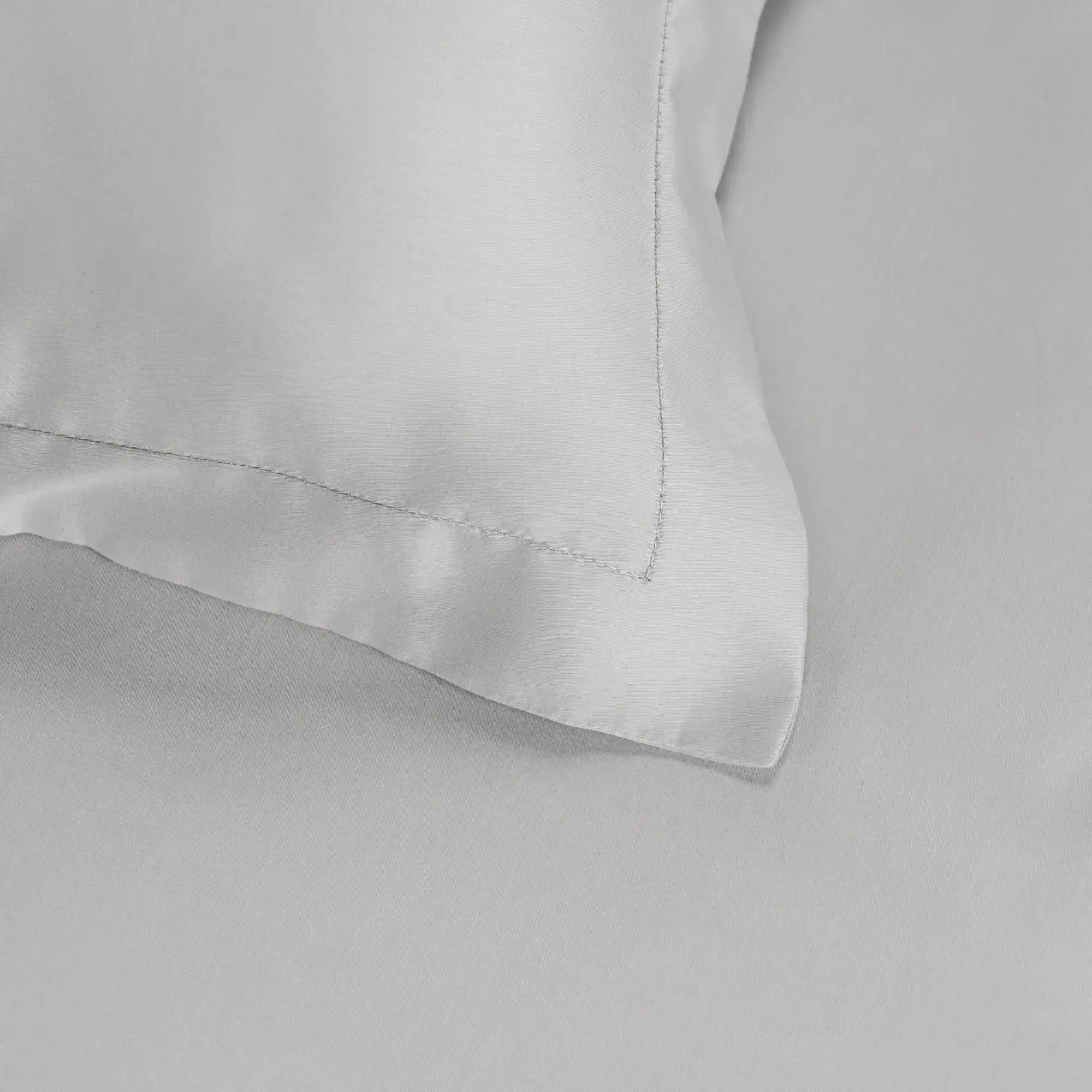 Detaliu textură bumbac 100% natural pe lenjeria de pat Simple Silver