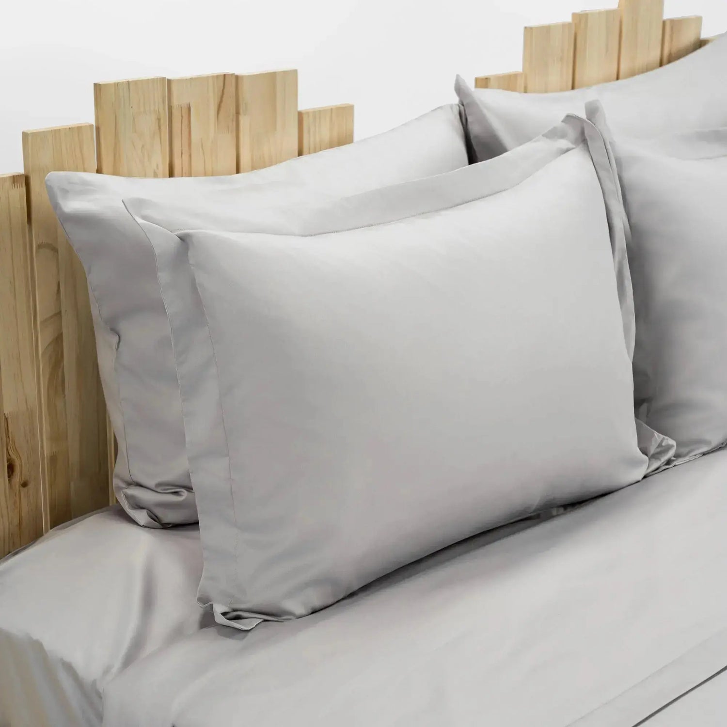 Lenjerie de pat 2 persoane Simple Silver prezentată pe pat dublu, material bumbac natural satinat Personalizabila