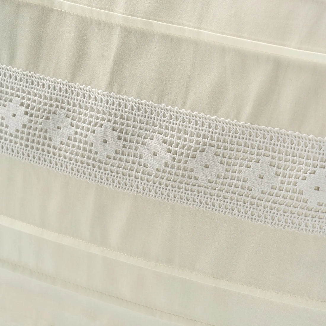 Lenjerie de pat 1 persoană Ivoar din bumbac satinat dens cu motive dantelă, personalizabilă – Denise CASA CRYSTAL CasaCrystal