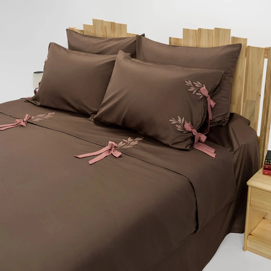 Lenjerie de pat 2 persoane Maro din bumbac satinat brodată cu motive florale, personalizabilă – POCAHONTAS CasaCrystal CasaCrystal
