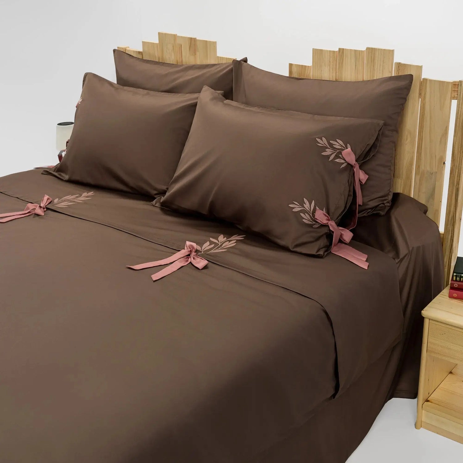 Lenjerie de pat 2 persoane Maro din bumbac satinat brodată cu motive florale, personalizabilă – POCAHONTAS CasaCrystal CasaCrystal