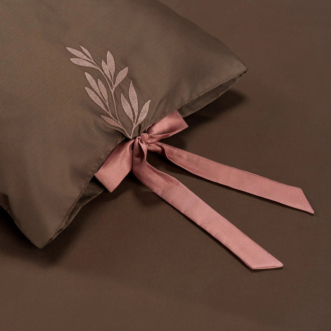 Lenjerie de pat 2 persoane Maro din bumbac satinat brodată cu motive florale, personalizabilă – POCAHONTAS CasaCrystal CasaCrystal