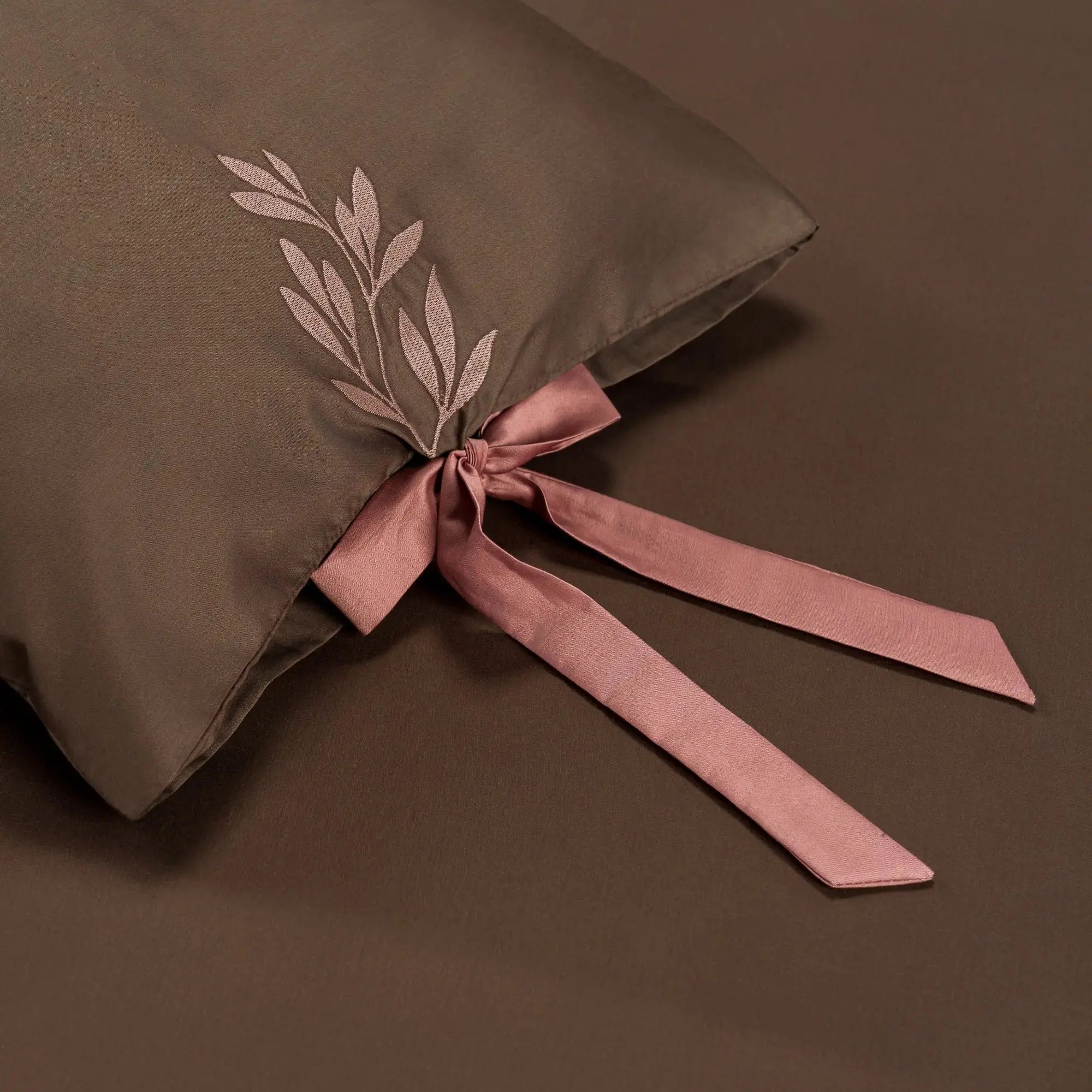 Lenjerie de pat 2 persoane Maro din bumbac satinat brodată cu motive florale, personalizabilă – POCAHONTAS CasaCrystal CasaCrystal