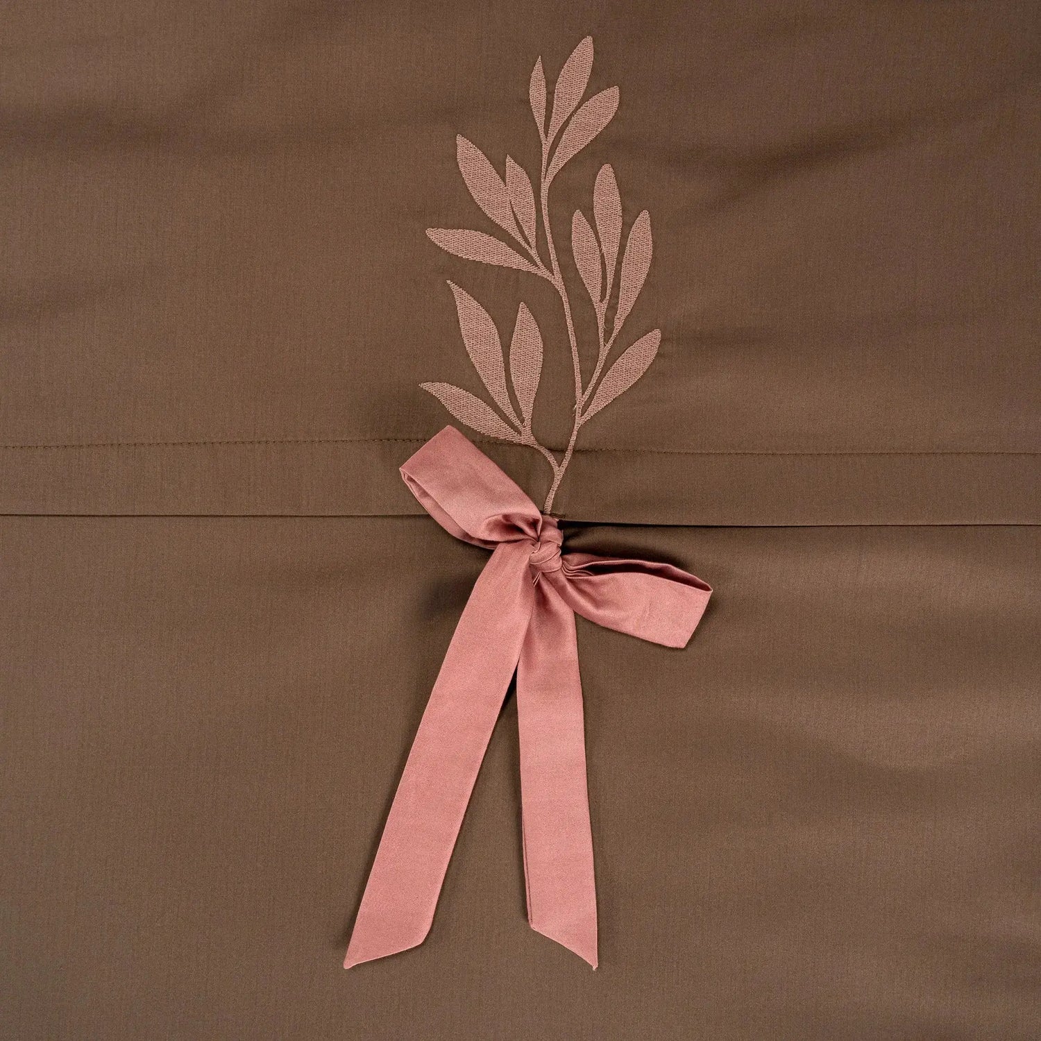 Lenjerie de pat 2 persoane Maro din bumbac satinat brodată cu motive florale, personalizabilă – POCAHONTAS CasaCrystal CasaCrystal