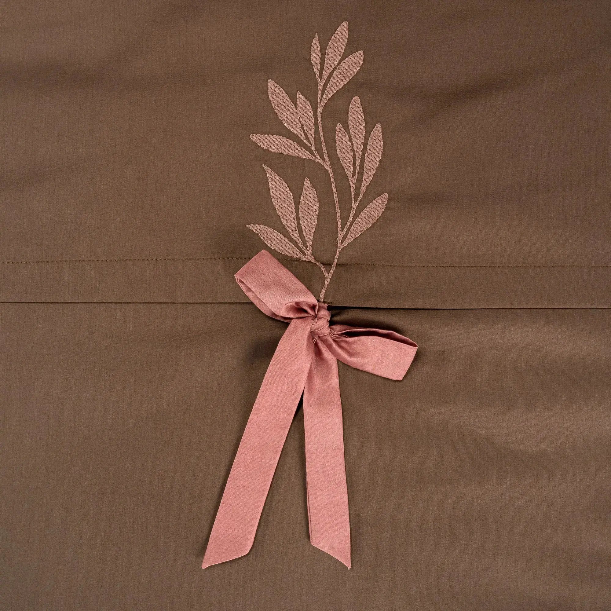 Lenjerie de pat 2 persoane Maro din bumbac satinat brodată cu motive florale, personalizabilă – POCAHONTAS CasaCrystal CasaCrystal