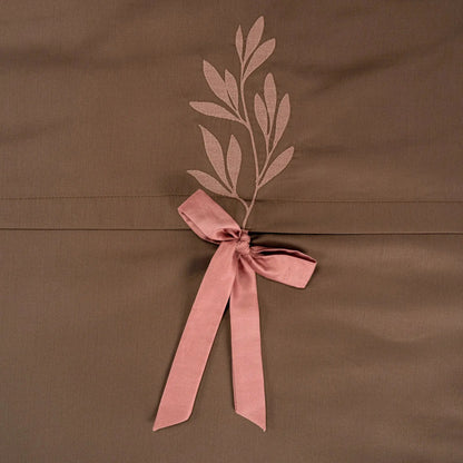 Lenjerie de pat 2 persoane Maro din bumbac satinat brodată cu motive florale, personalizabilă – POCAHONTAS CasaCrystal CasaCrystal