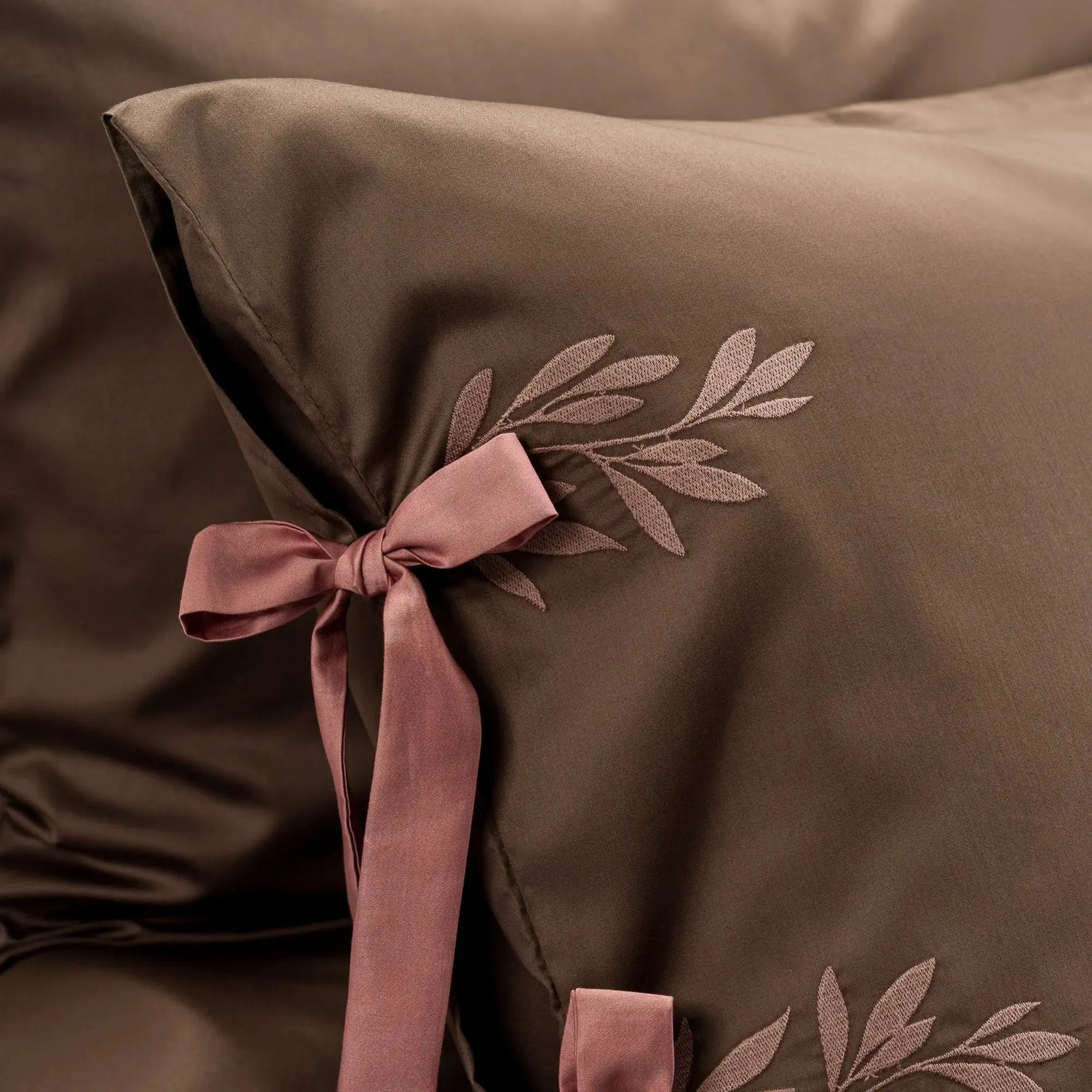 Lenjerie de pat 2 persoane Maro din bumbac satinat brodată cu motive florale, personalizabilă – POCAHONTAS CasaCrystal CasaCrystal
