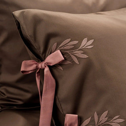 Lenjerie de pat 2 persoane Maro din bumbac satinat brodată cu motive florale, personalizabilă – POCAHONTAS CasaCrystal CasaCrystal