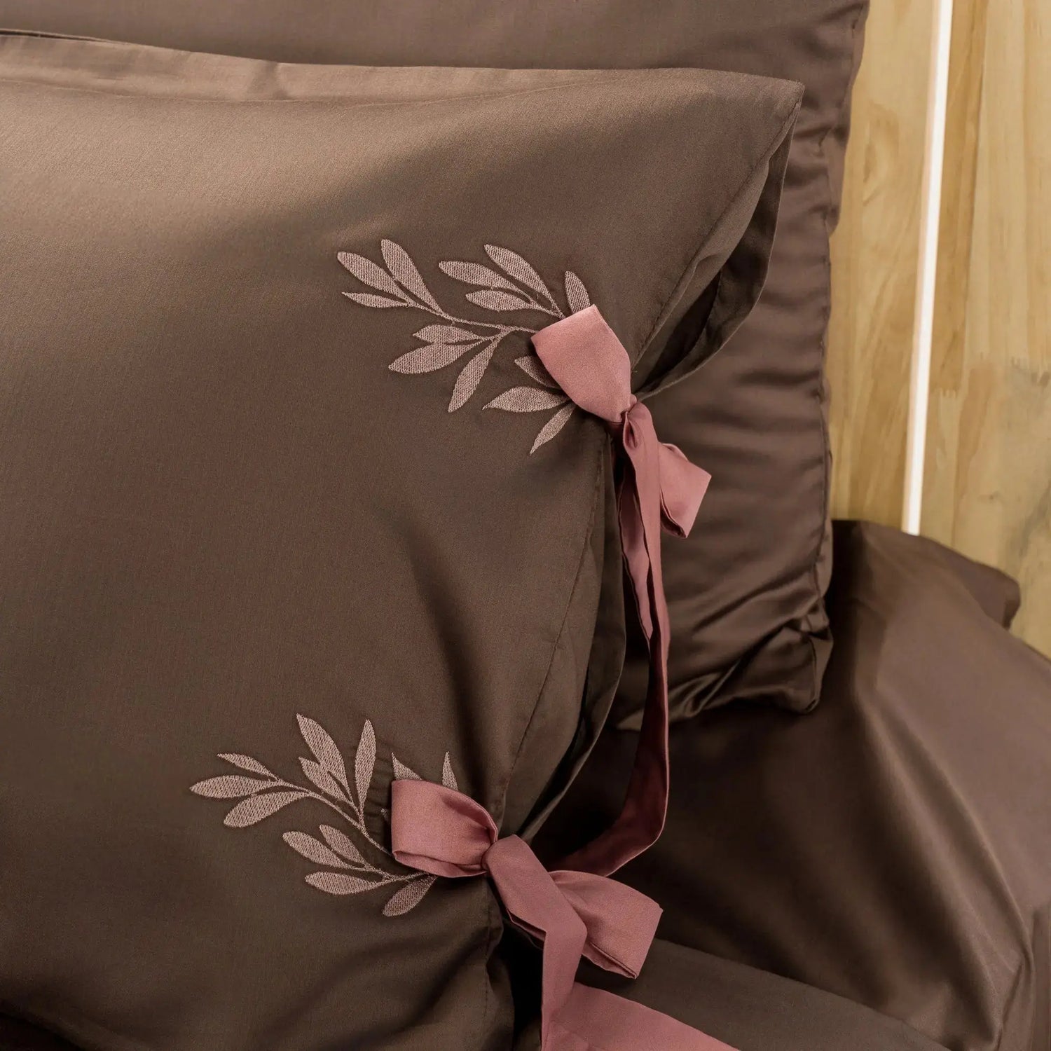 Lenjerie de pat 2 persoane Maro din bumbac satinat brodată cu motive florale, personalizabilă – POCAHONTAS CasaCrystal CasaCrystal