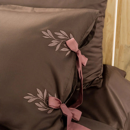 Lenjerie de pat 2 persoane Maro din bumbac satinat brodată cu motive florale, personalizabilă – POCAHONTAS CasaCrystal CasaCrystal